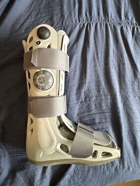 Gray Inflatable Medical Walking Boot (aircast)